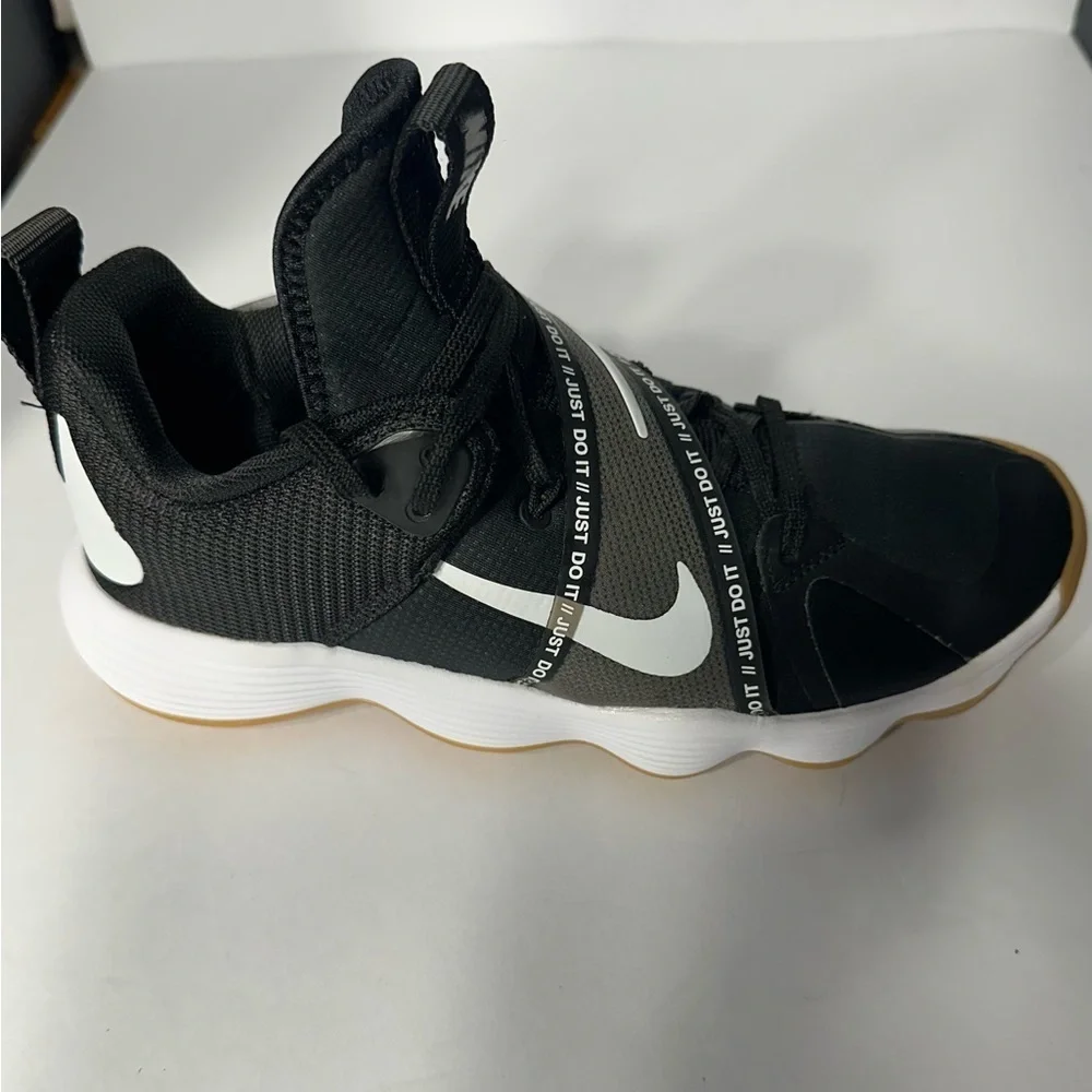 Nike Kids Black Athletic Shoes pre owned excelente conditions size 8.5
